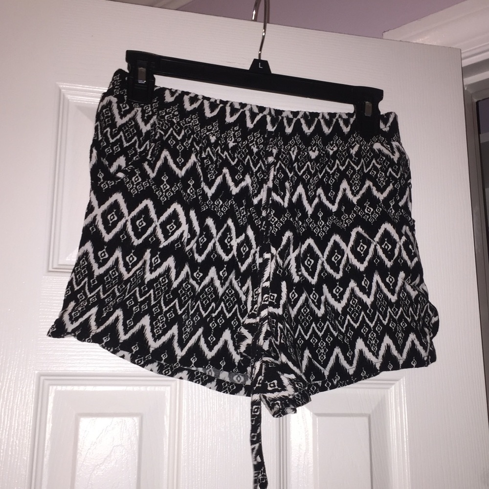 Printed shorts, stretchy waistband, flowy